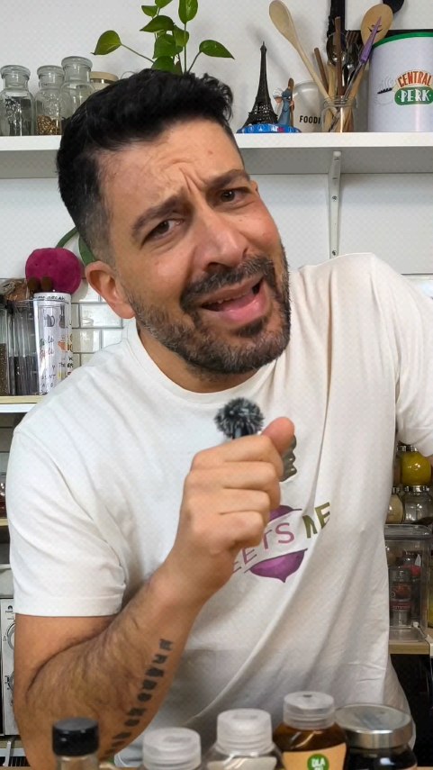 Δεν είναι όλα τα γλυκαντικά ίδια — και δεν είναι όλα «κακά» ή «καλά». Κάθε γλυκαντικό έχει διαφορετική γεύση, υφή και διατροφικό προφίλ. Εσύ τι γλυκαντικό βάζεις στον καφέ σου;

🍯 Blackstrap molasses & μελάσα ζαχαροκάλαμου — με πιο έντονη, βαθιά γεύση και φυσική περιεκτικότητα σε μέταλλα. Ταιριάζουν πολύ σε ψωμιά, μπάρες, ακόμα και σε αλμυρές σάλτσες.
🌵 Σιρόπι αγαύης (ανοιχτό & σκούρο) — πιο ουδέτερο ή πιο καραμελένιο αντίστοιχα, διαλύονται εύκολα και δουλεύουν καλά σε ροφήματα και γλυκά.
🍁 Σιρόπι σφενδάμου — αρωματικό, φυσικό και πολύ πιο ευέλικτο απ’ όσο νομίζουμε.

Η σωστή πρώτη ύλη κάνει τη διαφορά — και στη γεύση και στη διατροφή.

Εσύ ποιο χρησιμοποιείς πιο συχνά; 👇

@olabio.gr
#sweet #organic #βιολογικα