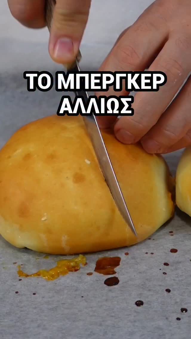 Vegan Burgers αλλιώς!

Υλικά

Για τη ζύμη
• 300 ml χλιαρό φυτικό γάλα
• 1 κ.σ. ζάχαρη
• 1 φακελάκι ξηρή μαγιά (8 γρ.)
• 1 κ.γ. αλάτι
• 480 γρ. αλεύρι
• 30 γρ. plant-based βούτυρο

Για τα καραμελωμένα κρεμμύδια
• 2 μεγάλα ξερά κρεμμύδια
• 2 κ.σ. ελαιόλαδο
• 1 πρέζα αλάτι
• 1 κ.γ. ζάχαρη

Για τη burger sauce
• 1/4 κούπας vegan μαγιονέζα
• 1 κ.σ. κέτσαπ
• 1 κ.γ. μουστάρδα
• 1 κ.γ. σκόρδο σε σκόνη
• 1 κ.γ. γλυκιά πάπρικα
• 1 κ.γ. σιρόπι αγαύης
• 1 κ.γ. μηλόξυδο
• Αλάτι

Για τη γέμιση
• Φυτικό μπιφτέκι OVegan269
• Plant-based μοτσαρέλα ή τσένταρ
• Φέτες ντομάτας

Για από πάνω
 • Φυτικό γάλα

Εκτέλεση

Ανακατεύουμε το χλιαρό φυτικό γάλα με τη ζάχαρη και τη μαγιά και αφήνουμε για 5–10 λεπτά μέχρι να ενεργοποιηθεί η μαγιά. Προσθέτουμε το αλεύρι και το αλάτι και στη συνέχεια το λιωμένο plant-based βούτυρο. Ζυμώνουμε μέχρι να έχουμε μια μαλακή και ελαστική ζύμη, αν κολλάει πολύ, προσθέτουμε λίγο επιπλέον αλεύρι. Σκεπάζουμε και αφήνουμε τη ζύμη να φουσκώσει για περίπου 1 ώρα.

Σε αντικολλητικό τηγάνι ζεσταίνουμε το ελαιόλαδο και σοτάρουμε τα κρεμμύδια σε χαμηλή φωτιά. Προσθέτουμε το αλάτι και τη ζάχαρη και συνεχίζουμε μέχρι να καραμελώσουν και να μαλακώσουν καλά, περίπου 20 λεπτά.

Ανακατεύουμε όλα τα υλικά της sauce σε ένα μπολάκι και αφήνουμε στην άκρη.

Σε αντικολλητικό τηγάνι με λίγο ελαιόλαδο ψήνουμε τα φυτικά μπιφτέκια για λίγα λεπτά από κάθε πλευρά. Εναλλακτικά μπορούν να γίνουν και στον φούρνο ή στο air fryer.

Χωρίζουμε τη ζύμη σε 8 μπαλάκια και σε αλευρωμένη επιφάνεια τα ανοίγουμε με πλάστη σε δίσκους περίπου 20 εκ. Στο κέντρο βάζουμε plant-based τυρί, το μπιφτέκι, λίγη sauce, μια φέτα ντομάτας και καραμελωμένα κρεμμύδια. Κλείνουμε τη ζύμη γύρω από τη γέμιση πιέζοντας καλά τις άκρες και τα τοποθετούμε σε ταψί με λαδόκολλα με την ένωση προς τα κάτω.

Αλείφουμε με φυτικό γάλα και ψήνουμε σε προθερμασμένο φούρνο στους 180°C για 20–25 λεπτά μέχρι να πάρουν ωραίο χρυσαφένιο χρώμα.

@ovegan269
#burger #veganburger